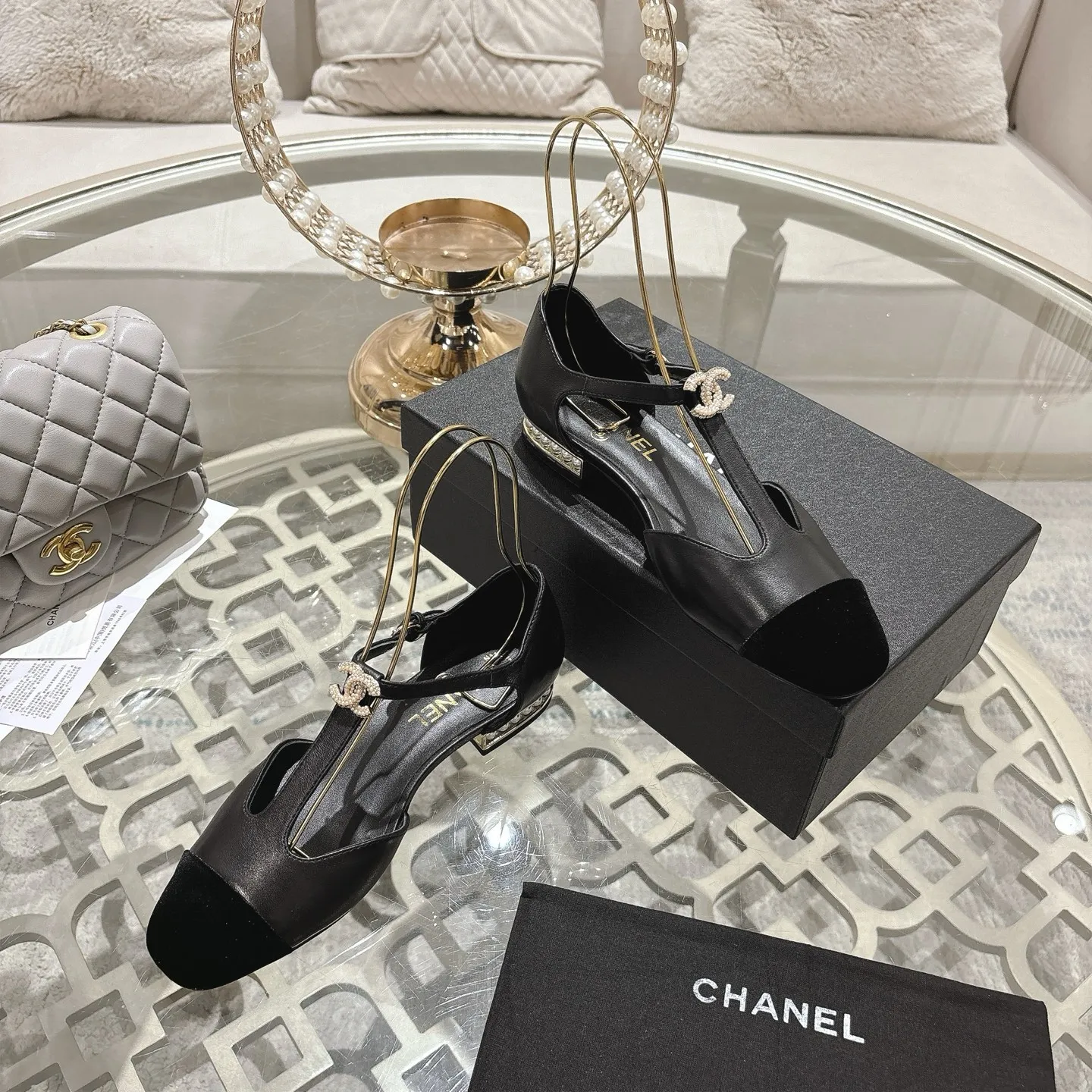 👟👟Ex-factory price 560👟👟 25ss early autumn new Xiaoxiang Chanel pearl double C buckle T-strap Mary Jane shoes pearl heel buckle shoes doll shoe design is so cute 💥The daughter of a rich family has the sense of sight, retro sweetness and age reduction! Mary Jane's unique noble texture allows you to practice various combinations of beauty. Beauty and comfort coexist. Who can not be tempted? The high-end simple style will never go out of style when worn again and again. It vividly interprets the charm of the exclusive fragrance. More possibilities for shaping. Original molded hardware buckle. Upper: lambskin. Lining: sheepskin. Outsole: genuine leather outsole imported from Italy. Size: 35-39 (40.41 custom-made, non-refundable).